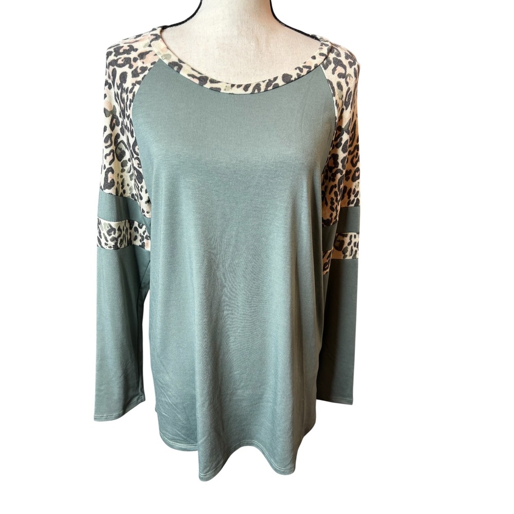 Vanilla Bay Sage Green Leopard Raglan Long Sleeve Top Womens Large